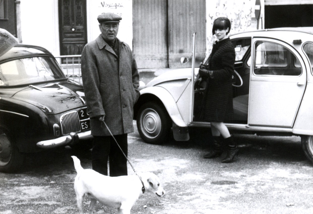 Witold Gombrowicz z Psiną, obok żona Rita wsiada do Citroena 2CV, Vence 1965, fot. Muzeum Literatury / East News